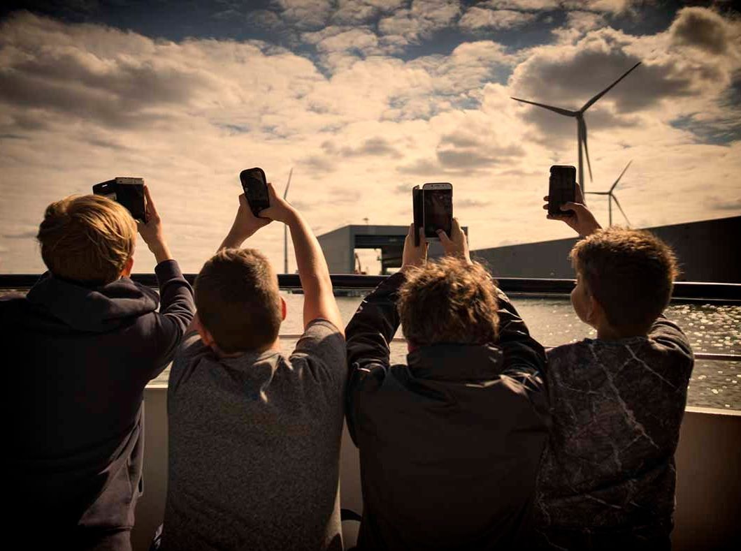 Havenlandklassen: enkel leerlingen maken een foto tijdens de cursus 'phonografie'