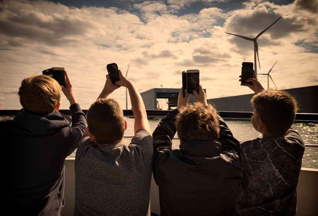 Havenlandklassen: enkel leerlingen maken een foto tijdens de cursus 'phonografie'