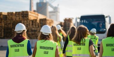 Foto: Jongeren op uitstap in de haven