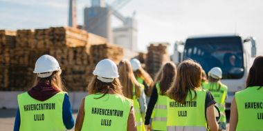 Foto: Jongeren op uitstap in de haven