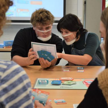 Jongeren spelen het Kaartspel van Cardgo