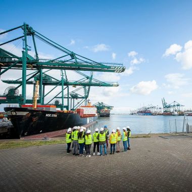 Groep studenten kijkt uit op Deurganckdok